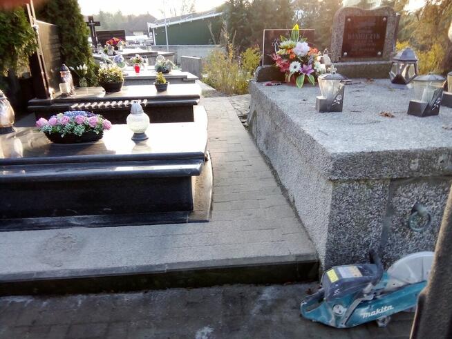 Układanie kostki brukowej w okuł nagrobku