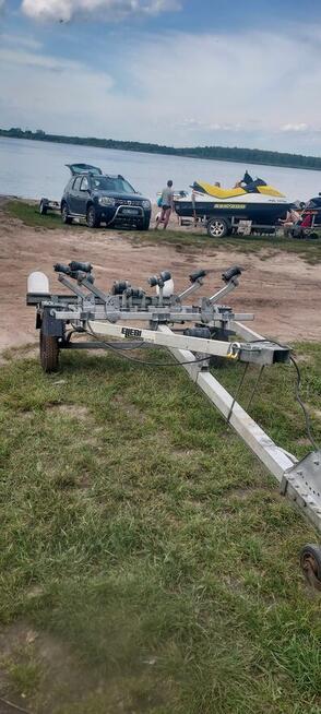 Łódź motorowa z przyczepą.