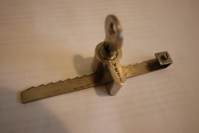 zamknięcie do szafki z szybami