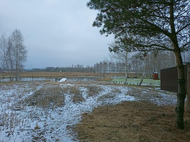 Działka nad jeziorem z linią brzegową, pomostem