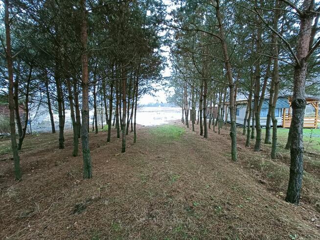 Działka nad jeziorem z linią brzegową, pomostem