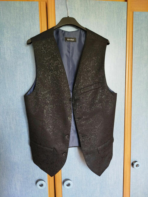 Czarny garnitur (marynarka / kamizelka / krawat / spodnie)