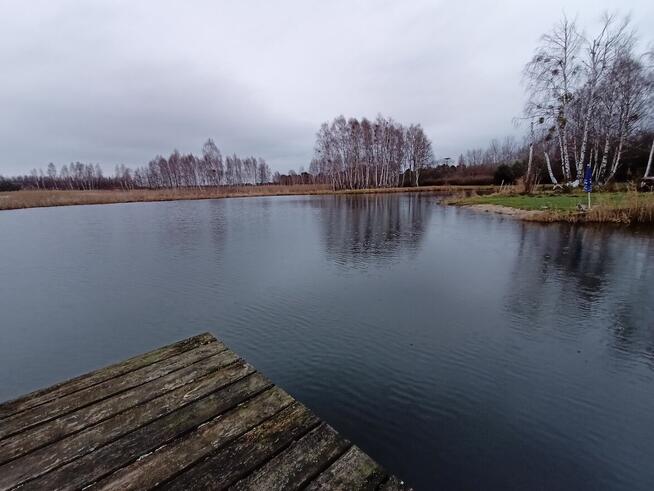 Działka nad jeziorem z linią brzegową, pomostem
