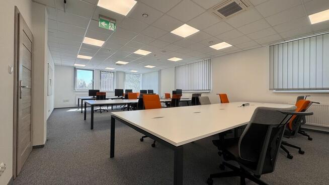 Nowoczesny budynek usługowo-biurowy z najemcami