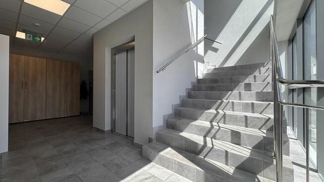 Nowoczesny budynek usługowo-biurowy z najemcami