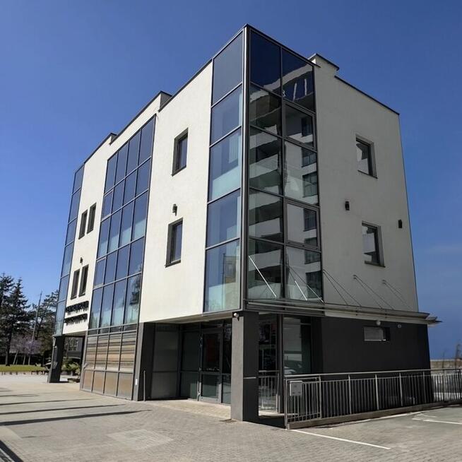 Nowoczesny budynek usługowo-biurowy z najemcami