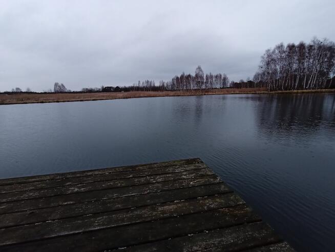 Działka nad jeziorem z linią brzegową, pomostem