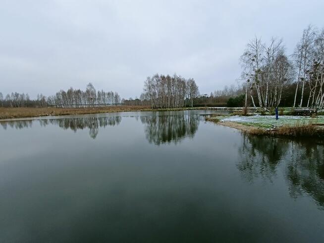 Działka nad jeziorem z linią brzegową, pomostem
