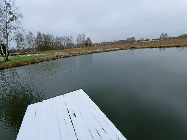 Działka nad jeziorem z linią brzegową, pomostem