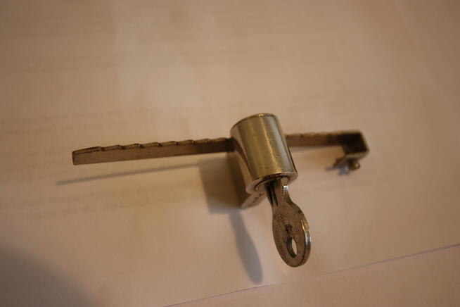 zamknięcie do szafki z szybami