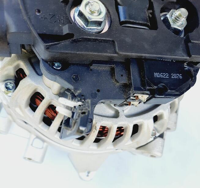 Alternator Hella 8EL012426081 uszkodzony wtyk Mercedes W211