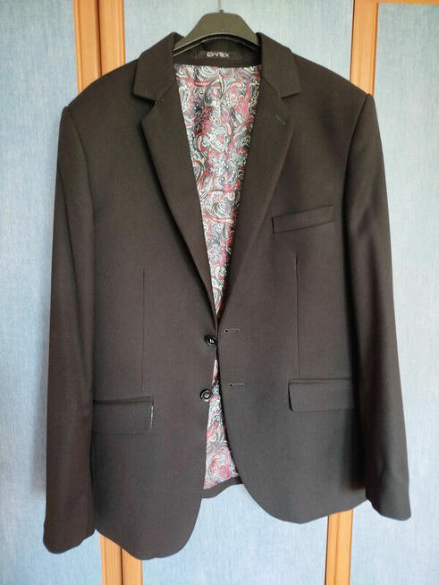 Czarny garnitur (marynarka / kamizelka / krawat / spodnie)