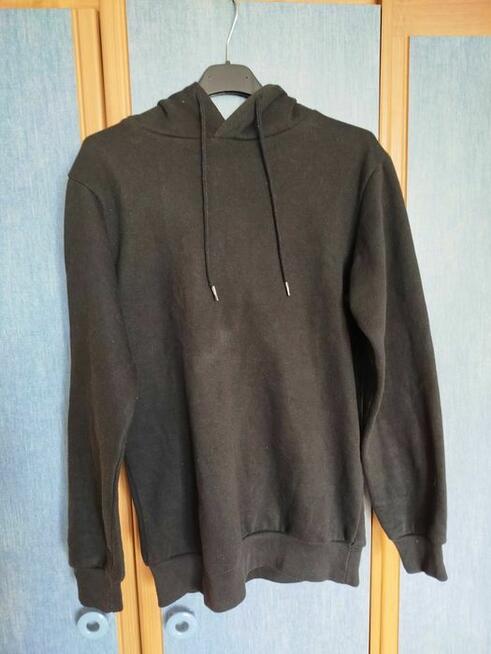 Zestaw czarna bluza z kapturem i czarne spodnie jeansowe