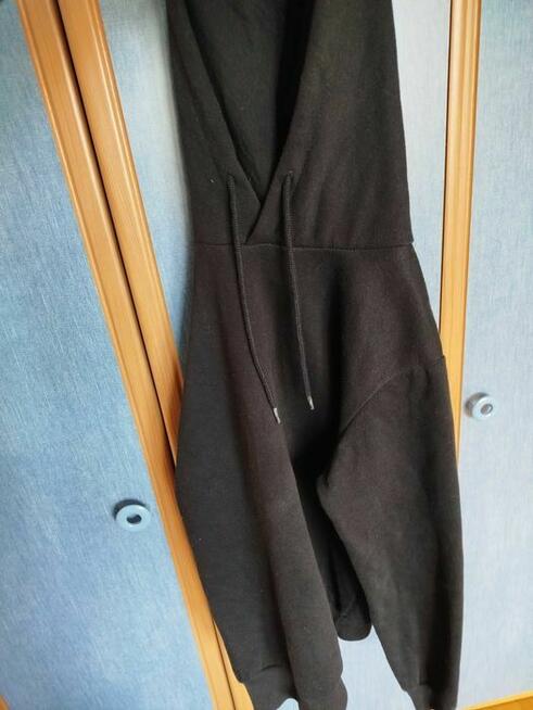 Zestaw czarna bluza z kapturem i czarne spodnie jeansowe