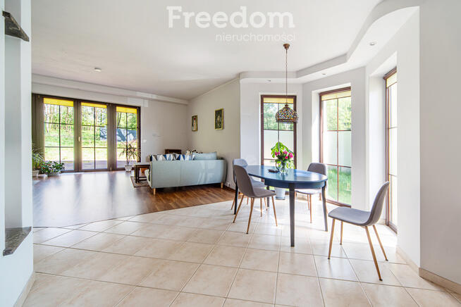 Komfortowy dom z widokiem na las