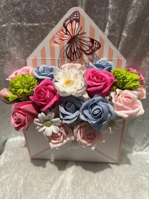 Boxy prezentowe z kwiatów mydlanych
