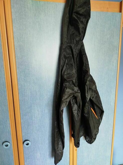 Cienka kurtka przeciwdeszczowa Quechua