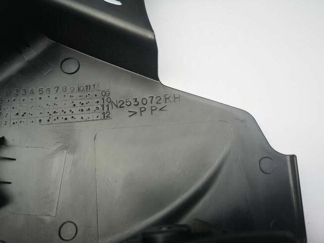 Mitsubishi ASX osłona fotela prawego przedniego lewa strona