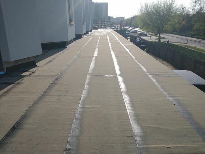 Prace dekarskie układanie papy termozgrzewalnej.