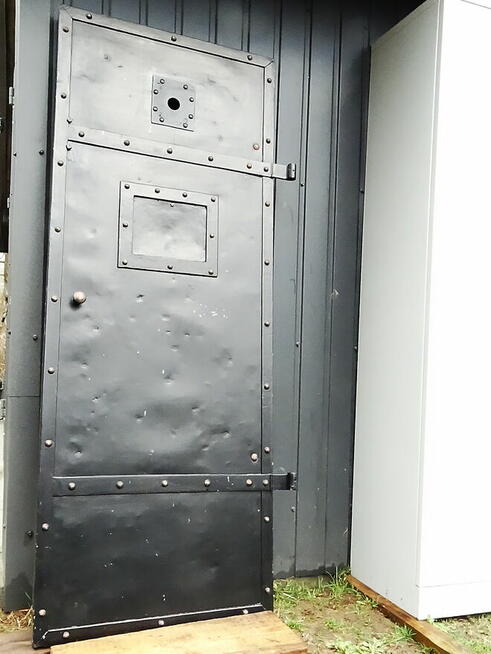 Drzwi od celi więziennej 183x70,5x4 cm