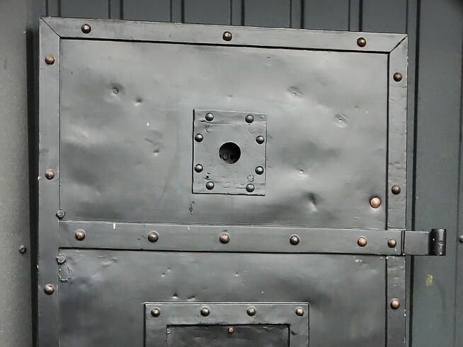 Drzwi od celi więziennej 183x70,5x4 cm