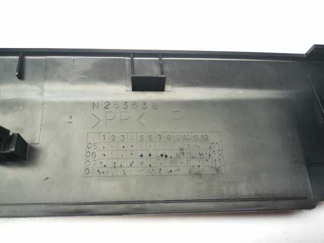 Mitsubishi ASX osłona fotela prawego przedniego prawy dół