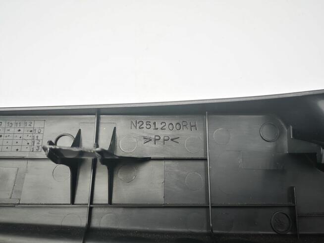 Mitsubishi ASX osłona fotela prawego przedniego prawa strona