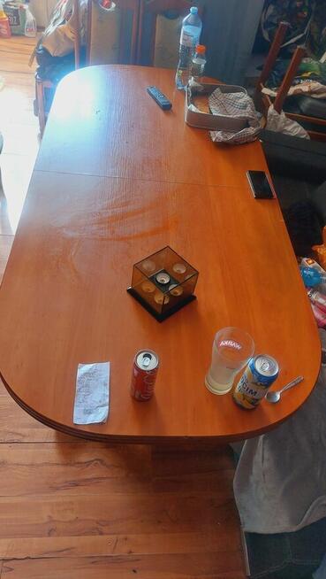 Stol rozkladany do salonu pokoju