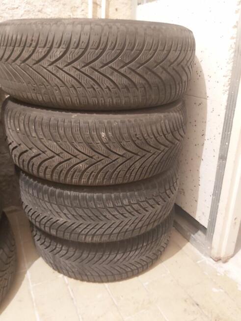 Koła z Mercedesa B180 z ładnymi oponami zimowymi