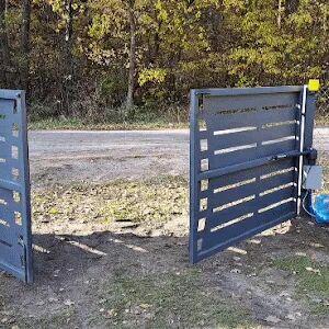 Montaż siłowników do bramy skrzydłowej