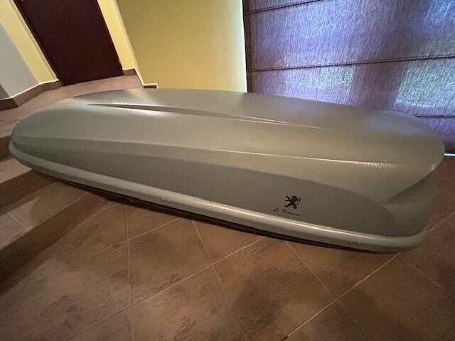 Sprzedam dach box peugeot w dobrym stanie.