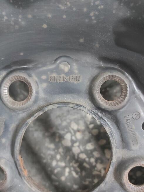 Koła z Mercedesa B180 z ładnymi oponami zimowymi