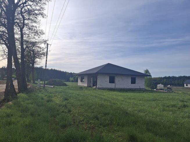 Działka budowlana z domem w stanie surowym