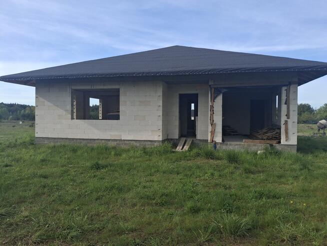 Działka budowlana z domem w stanie surowym