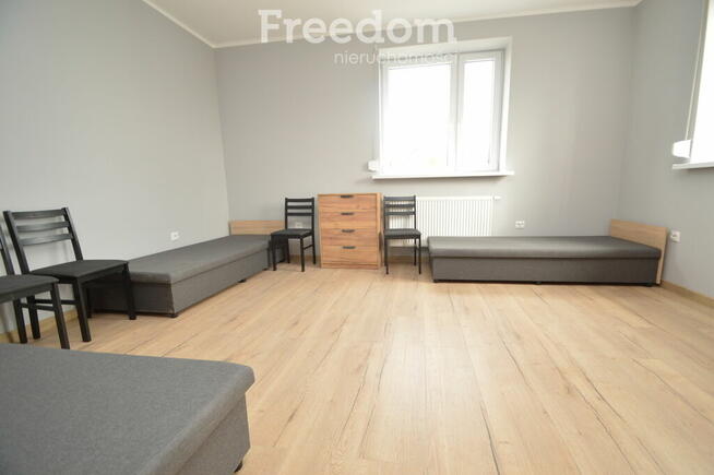 Dom podzielony na mieszkania pod wynajem.