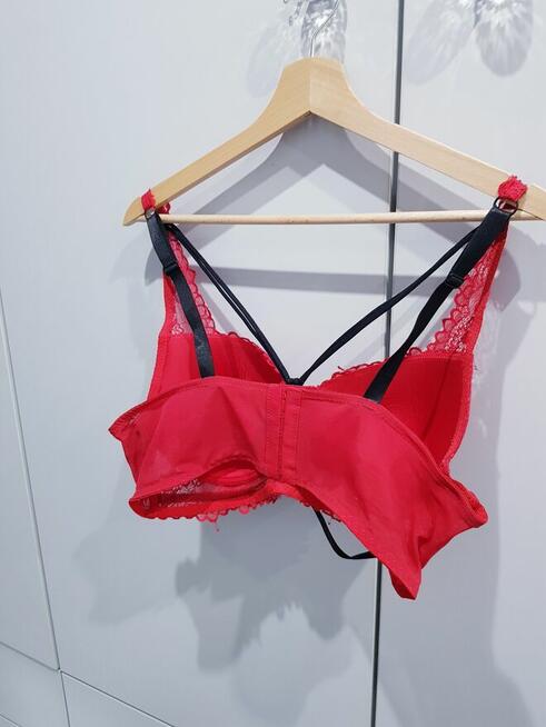 Biustonosz damski z ozdobnymi paseczkami