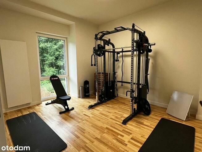 Nowy, elegancko wykończony dom, przy ścianie lasu