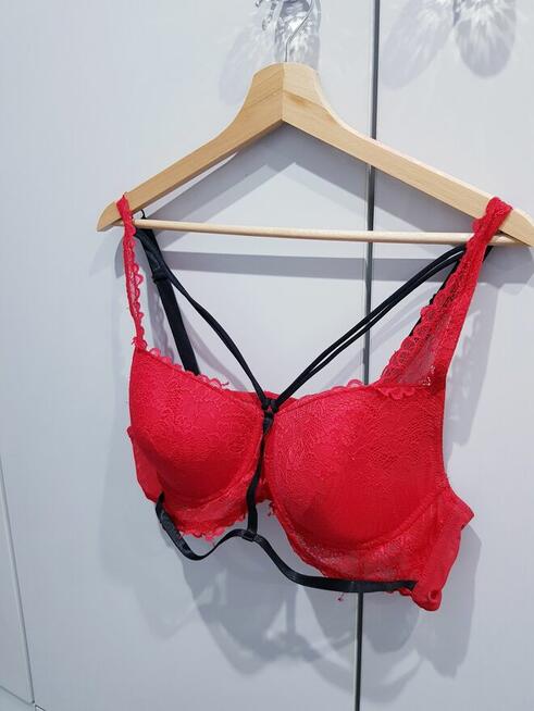 Biustonosz damski z ozdobnymi paseczkami