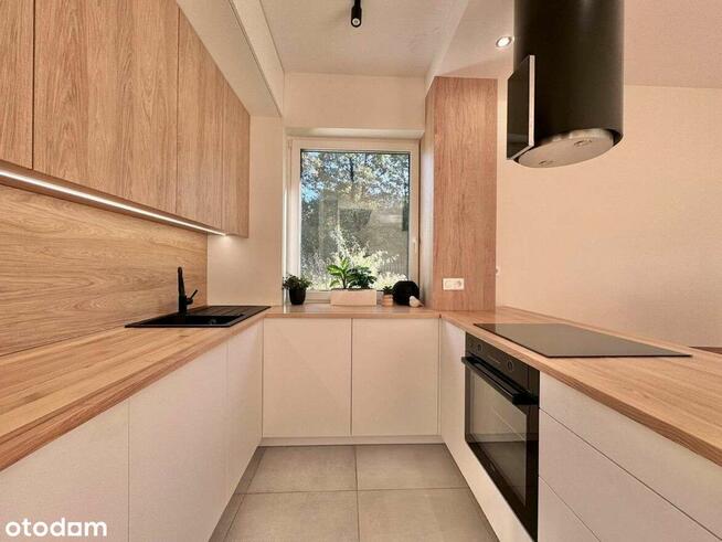 Nowy, elegancko wykończony dom, przy ścianie lasu