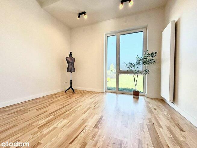 Nowy, elegancko wykończony dom, przy ścianie lasu