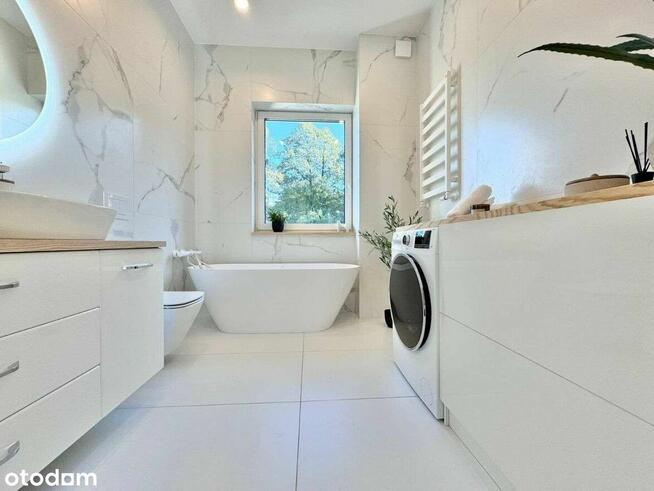 Nowy, elegancko wykończony dom, przy ścianie lasu