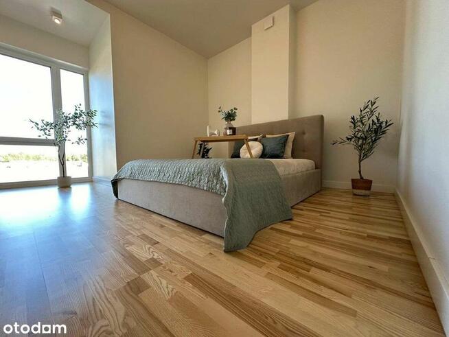 Nowy, elegancko wykończony dom, przy ścianie lasu