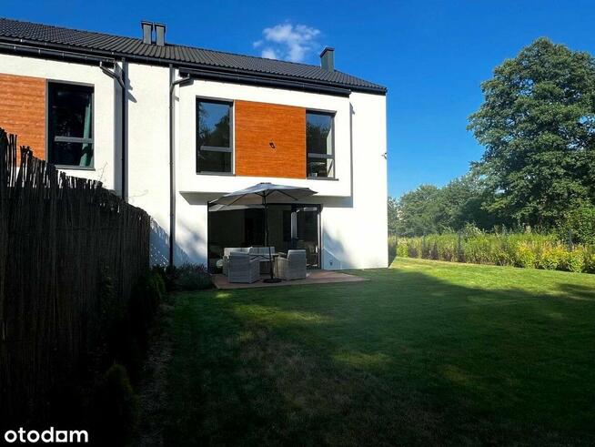 Nowy, elegancko wykończony dom, przy ścianie lasu