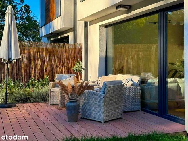 Nowy, elegancko wykończony dom, przy ścianie lasu