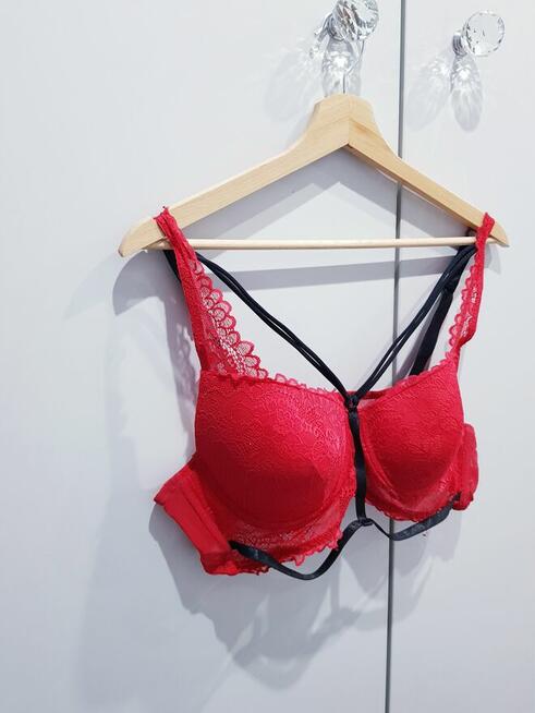 Biustonosz damski z ozdobnymi paseczkami