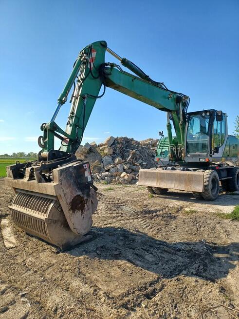 Przesiewanie ziemi i kruszyw u klienta usługa przesiewania
