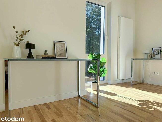 Nowy, elegancko wykończony dom, przy ścianie lasu