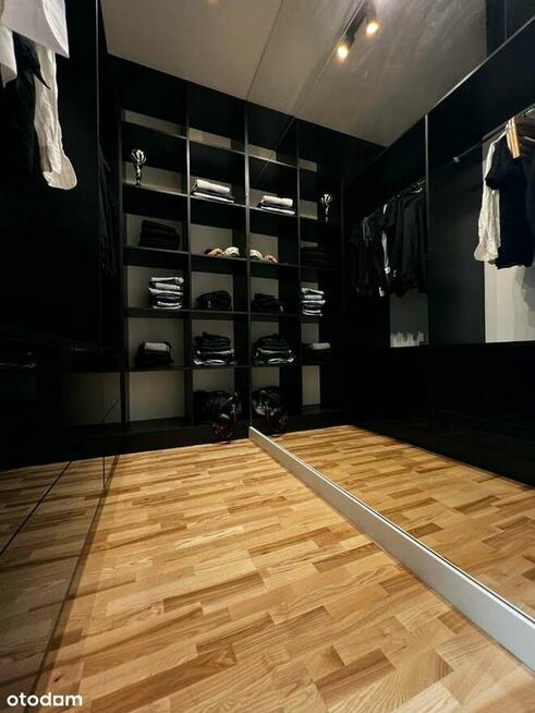 Nowy, elegancko wykończony dom, przy ścianie lasu