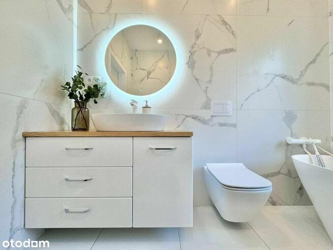 Nowy, elegancko wykończony dom, przy ścianie lasu