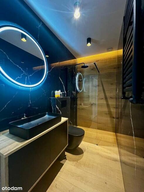 Nowy, elegancko wykończony dom, przy ścianie lasu